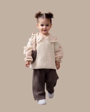 Kız Bebek Takımı – Triko Üst, Rahat Pantolon ve Çiçekli Mini Çanta