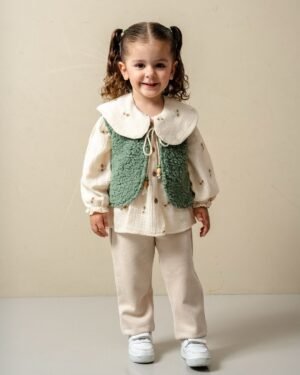 Kız Bebek Takımı – Bebe Yaka Gömlek, Peluş Yelek ve Rahat Pantolon