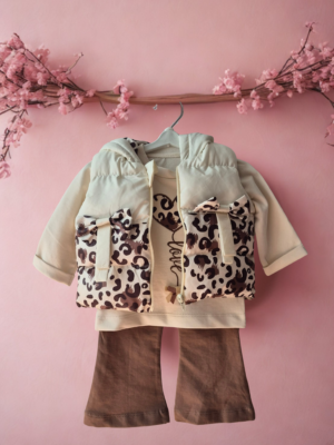 Kız Bebek 3’lü Takım – Leopar Desenli Kapüşonlu Yelek, Kalpli Sweatshirt ve Kahverengi Pantolon