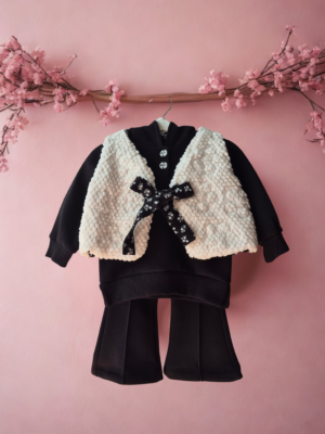 Kız Bebek 3’lü Kış Kombini – Siyah Kapüşonlu Sweat, Popcorn Yelek ve Bol Paça Pantolon